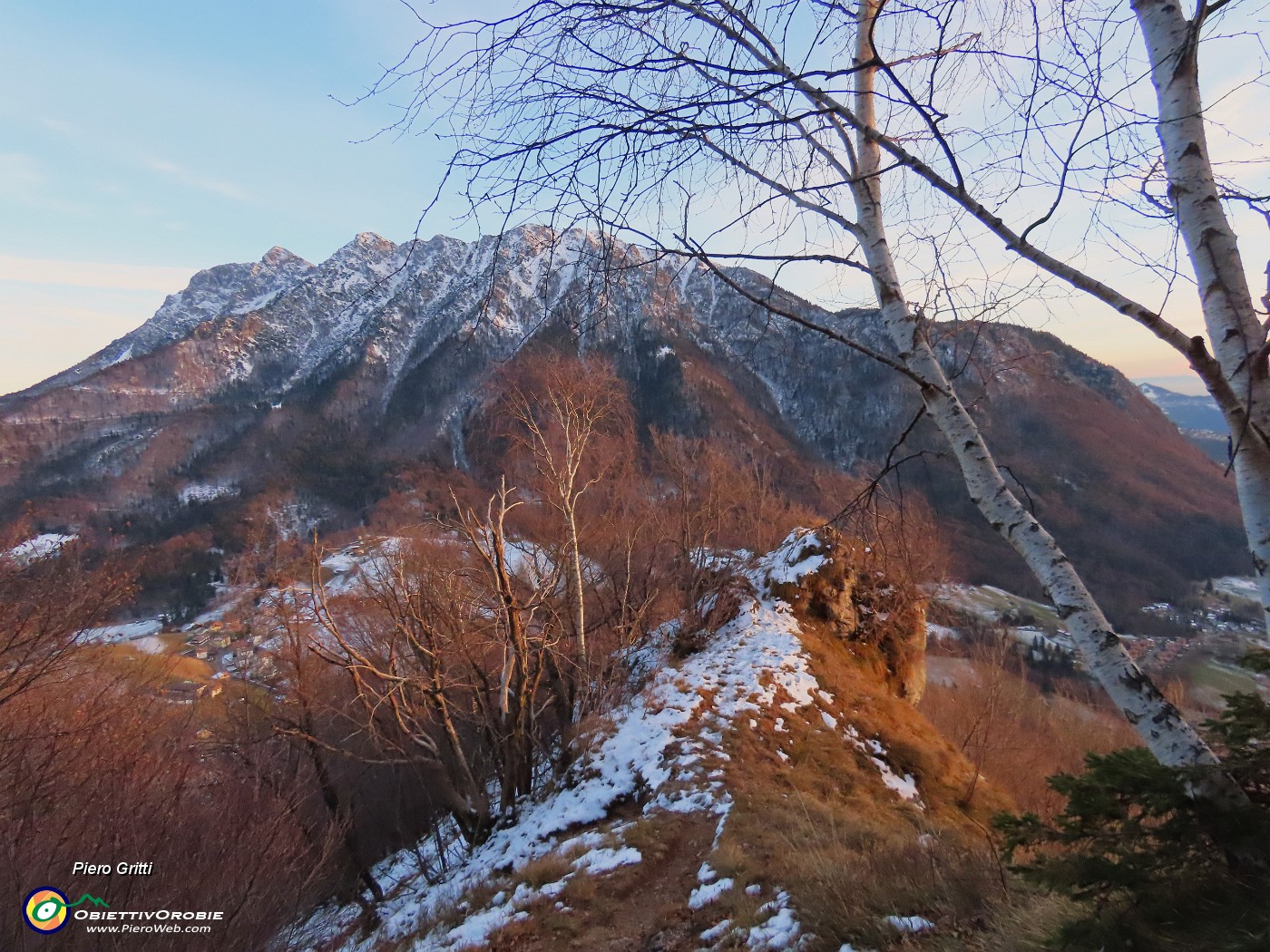 65 L'Alben nella luce e nei colori del tramonto.JPG